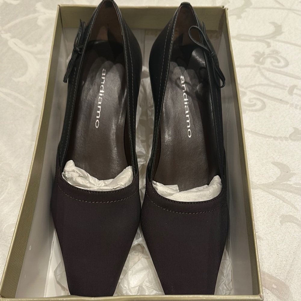 New Andiamo Women's Brown Leather & Microfiber Brazilian 2.5” Heels NWOT